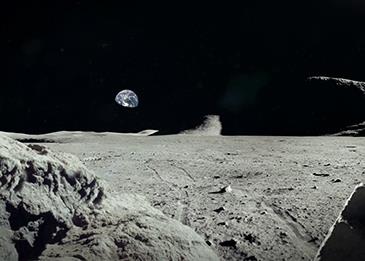 سيارة الصين القمرية تترك أول بصمة قدم على الجانب المظلم من القمر