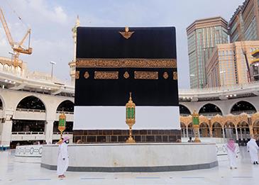 امرأة تطوف حول الكعبة بمفردها رغم كبر سنها