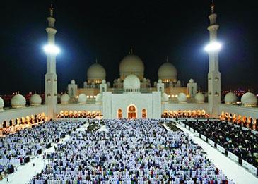 الإمارات تلغي فاصل المسافة بين المصلين