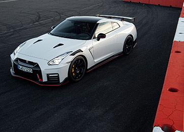 مزايا ديناميكية معززة وألياف الكربون خفيفة الوزن تجتمع في سيارة نيسان الجديدة