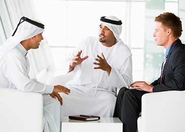 السلطات السعودية تحذر الموظفين من الوساطة... مخالفة عقوبتها تصل إلى حد السجن