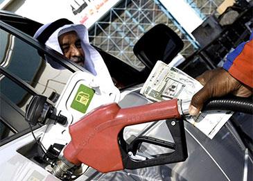 80 بالمئة من محطات الوقود السعودية تلزم بتوفير أجهزة السداد الإلكترونية