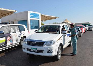شرطة أبوظبي تطالب السائقين العابرين عند النقاط الأمنية بإبراز بطاقة الهوية الإماراتية ونتيجة فحص