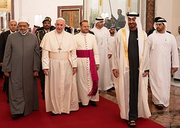 استقبال حافل لبابا الفاتيكان بأبوظبي.. وفرنسيس: الإمارات صارت ملتقى للديانات