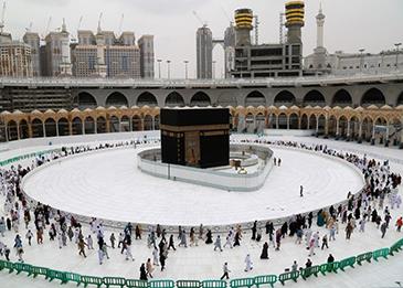 السعودية تحظر الصلاة في المساجد باستثناء الحرمين بسبب "كورونا"