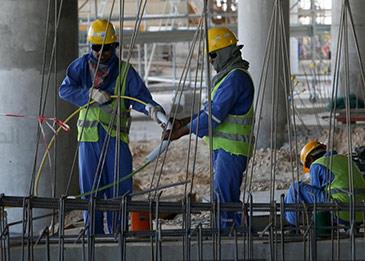 قطر تعد قانونًا جديدًا لتحسين وضعية العمال الأجانب