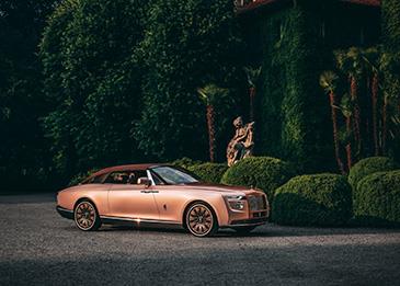 دبي تعرض السيارة الوحيدة في العالم من نوع رولز رويس ذات الأجزاء المطلية بالذهب