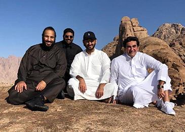 بعيدًا من ضغوطات العمل... ولي العهد السعودي بصحبة وزراء ومسؤولين في نيوم