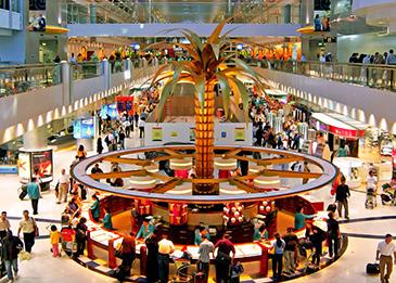 مطار الشارقة يطبق إجراءات التعامل مع أمتعة المسافرين
