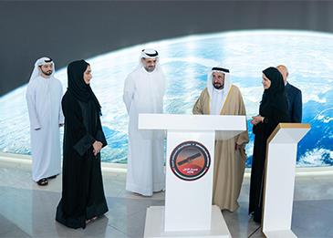 حاكم الشارقة وولي عهده يوقعان على القطعة الأخيرة من مسبار الأمل
