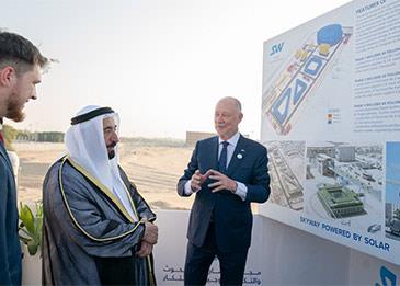 سلطان القاسمي يشهد المرحلة التجريبية للقطارات المعلقة في مجمع الشارقة للبحوث