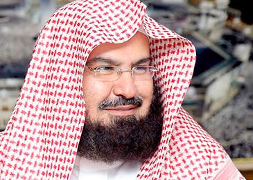 الرئيس العام لشؤون المسجد الحرام يشارك في تنظيف صحن المطاف في الحرم المكي