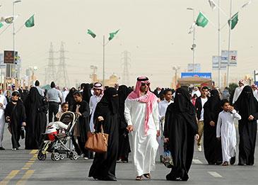 منها عدم إطالة النظر لأكثر من 5 ثوان.. تعرف على أبرز معايير الذوق العام