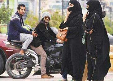 اضغط لمشاهدة الفيديو: لحظة هروب فتاة من تحرش جماعي في الرياض