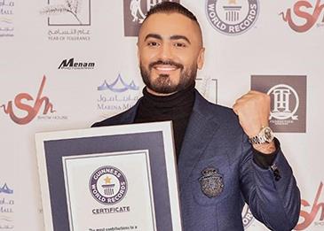 تامر حسني يسقط على جائزته التكريمية من غينيس ويحطمها