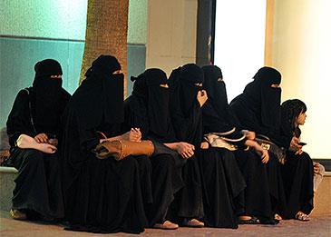 تأخر تعيين مئات المعلمات البديلات في السعودية بسبب أرقامهن الوظيفية