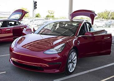 تسلا تدخل عالم السرعة من خلال تحديث برنامج سيارة "موديل 3"