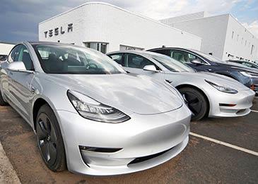 تسلا تختبر نظاماً اتوماتيكياً جديداً للتحكم بالأضواء الأمامية والإشارات الجانبية