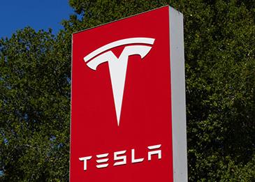 تسلا تطوّر مساحات زجاج ليزرية لإبعاد قطرات المطر عن مجال الرؤية