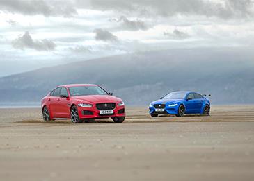 سيارتان من سلالة واحدة: جاكوار XE 300 SPORT وXE SV ... تستعرضان أداءهما على رمال شاطئ بيندين ساندز في مقاطعة ويلز