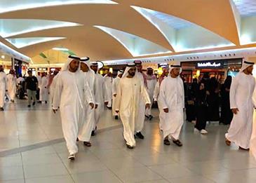 محمد بن راشد يتجول في أسواق الظهران
