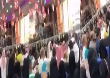 في مول شهير في تبوك ... مضاربة عنيفة بين الشبان
