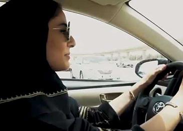 سيدة تقوم بجولة بالسيارة داخل جامعة الأميرة نورة