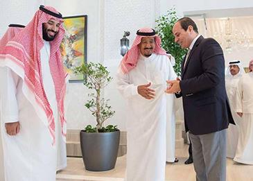 خادم الحرمين يستقبل الرئيس المصري في نيوم