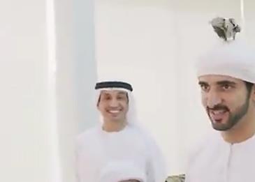 في لحظة غريبة طائر بين حاكم دبي وولي عهده