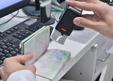 الجوازات السعودية تضع شرطاً لسفر الوافد ومرافقيه بتأشيرة خروج وعودة