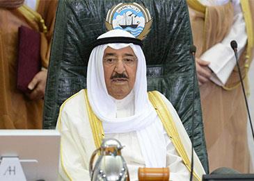شاهد بالفيديو أمير الكويت يوقف سيارته ليوزع الحلوى على الأطفال