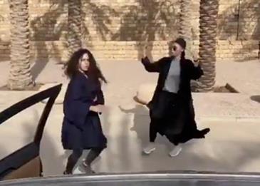 صرعة كيكي تصل للمملكة ... فتاتان ترقصان بالعباءة والجينز