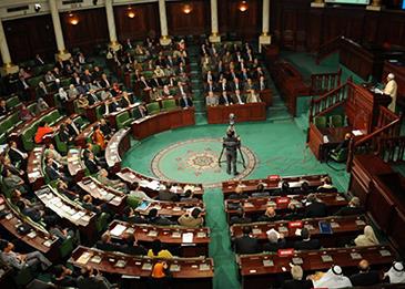 عراك بالأيدي وتبادل للكمات بجلسة البرلمان!