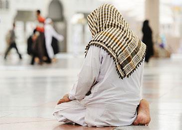 شاب يبكي فرحا بعد إتمامه حفظ القرآن الكريم