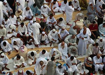 إمارة مكة تحذر ... ممنوع توزيع وجبات الإفطار في ساحات الحرم من دون ترخيص