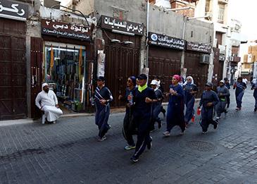 سعوديات بالعباءات الرياضية يمارسن الركض في شوارع جدة