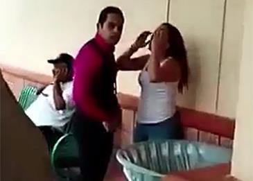 بالفيديو- شجار بين زوجة رجل عربي وعشيقته وسط الشارع