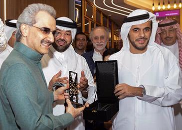 الوليد بن طلال يفتتح ”أفخم“ سينما بالشرق الأوسط في السعودية