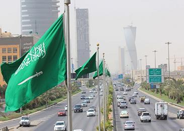 "العمل السعودية" توقف الخدمات عن المنشآت غير الملتزمة بالتقييم الذاتي