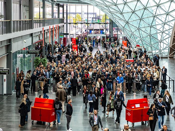 رائد في حوار حصري مع رئيسة معرض "سالوني ديل موبيلي" حول أهمية هذا الحدث في الرياض