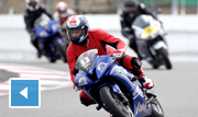 مدرسة California Super Bike تدرّب المنتسبين على دراجة Aprilia RSV4