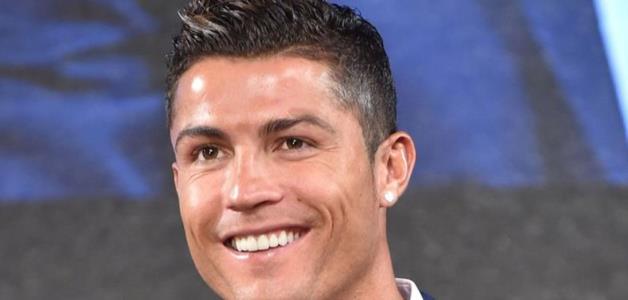 رونالدو يهدي قميصه للاعب السوري عمر السومة