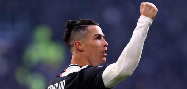 رونالدو يتوّج بجائزة أفضل هداف دولي