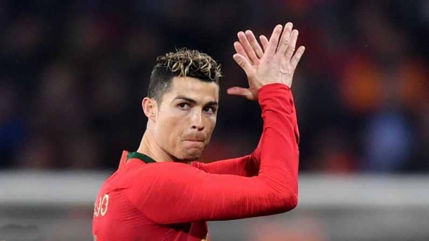 ميسي أو رونالدو؟ من سيحصل على لقب أفضل لاعب في العالم