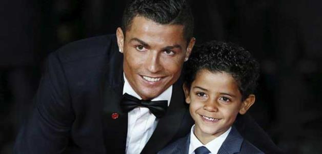 كريستيانو رونالدو يمنع ابنه البالغ من العمر 11 عامًا من اقتناء هاتف محمول