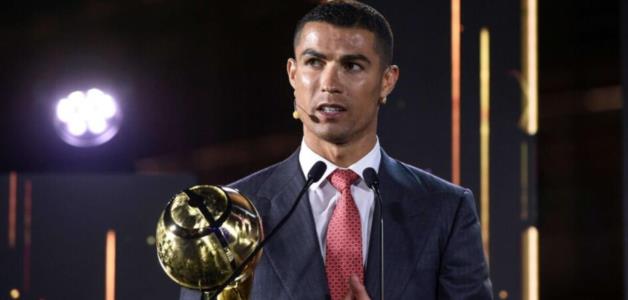 ليفاندوفسكي يفوز بجائزة أفضللاعب لهذا العام في غلوب سوكر ورونالدو لاعب القرن