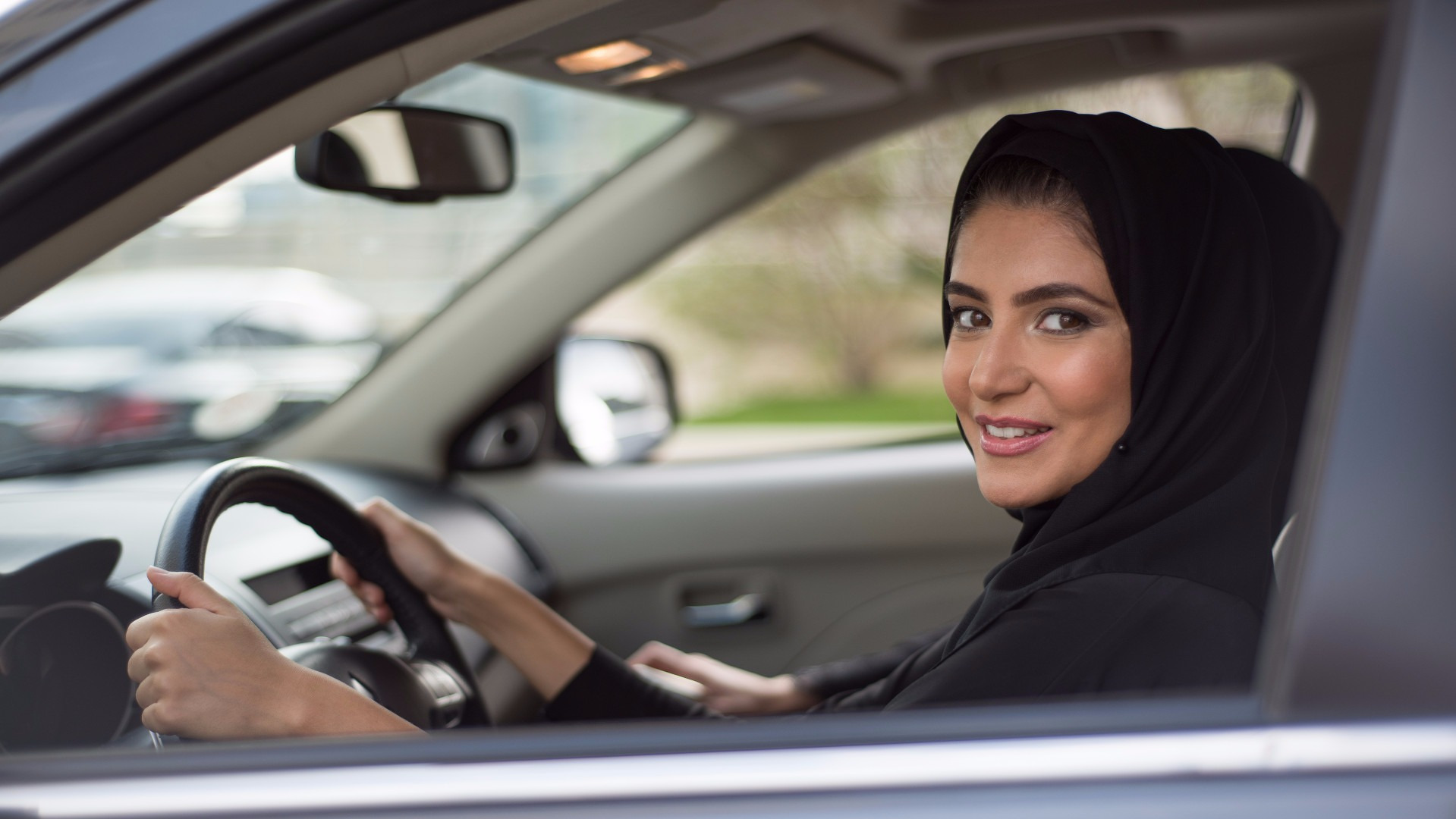 بعد قيادتهن للسيارات ... سعوديات يتوجهن للوحات المميزة