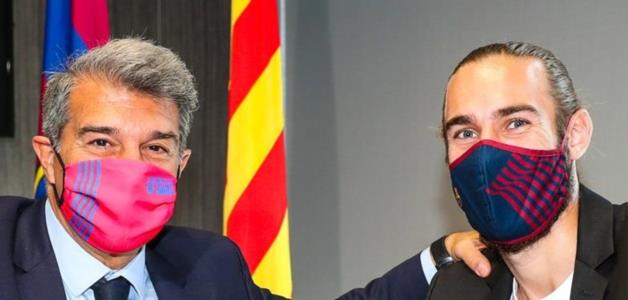 برشلونة يمدد عقد مدافعه الإسباني أوسكار مينغيزا حتى يونيو 2023