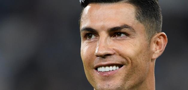 فيديو يرصد سرقة رونالدو لهاتف إحدى معجباته