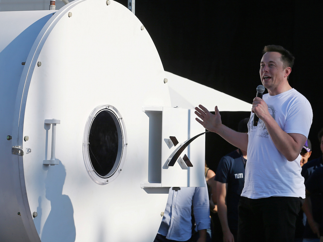 hyperloop تحطم الرقم القياسي بانطلاقها بسرعة 220 ميل/ساعة